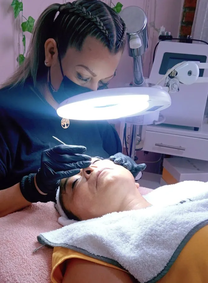 Tratamiento de limpieza facial profunda y rejuvenecimiento en Roldanillo